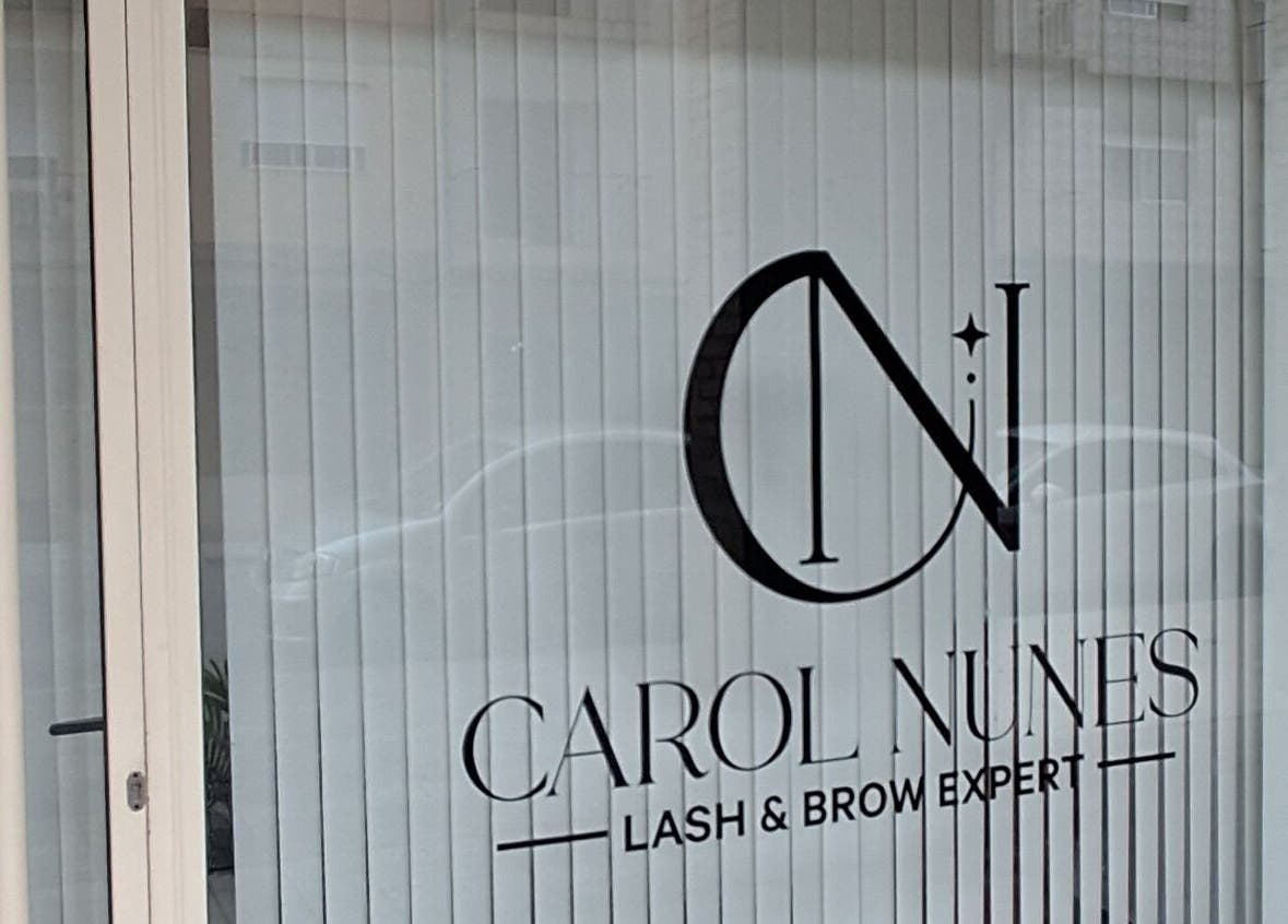 Entrada do Studio Carol Nunes em Ermesinde, Porto, PT, destacando a fachada moderna e elegante.