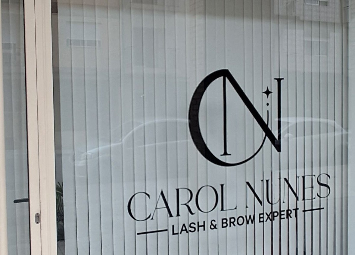 Entrada do Studio Carol Nunes em Ermesinde, Porto, PT, destacando a fachada moderna e elegante.