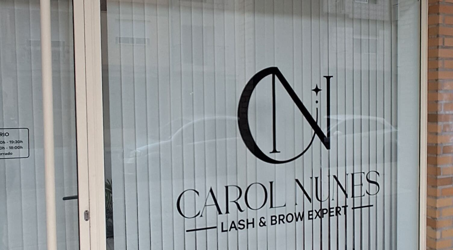 Entrada do Studio Carol Nunes em Ermesinde, Porto, PT, destacando a fachada moderna e elegante.