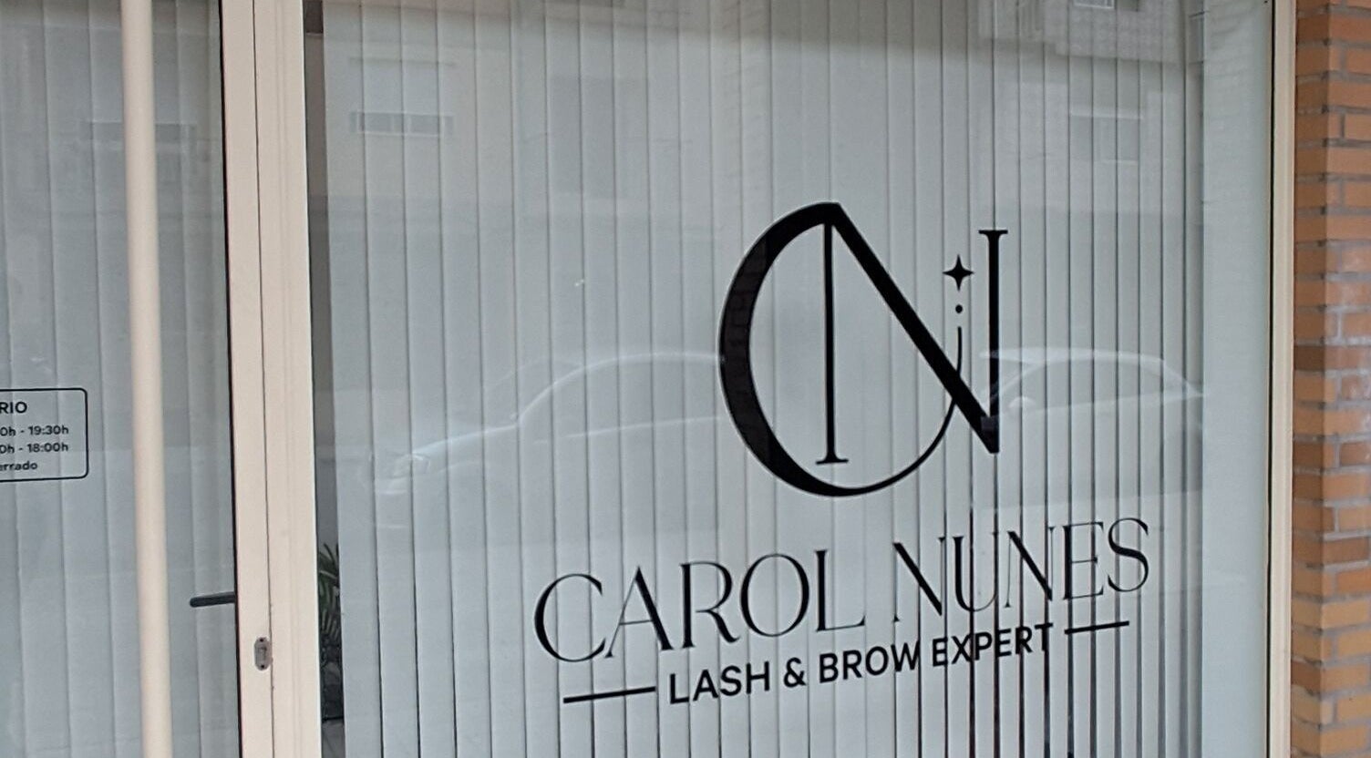 Entrada do Studio Carol Nunes em Ermesinde, Porto, PT, destacando a fachada moderna e elegante.