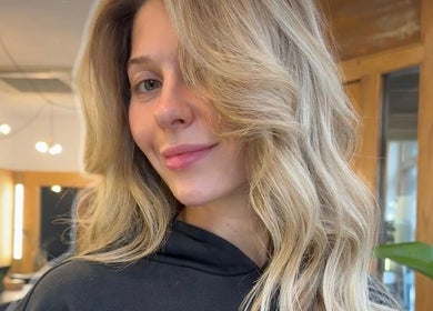 Stylish waves at Onics Hair beauty salon in London, England, GB, highlighting modern flair.