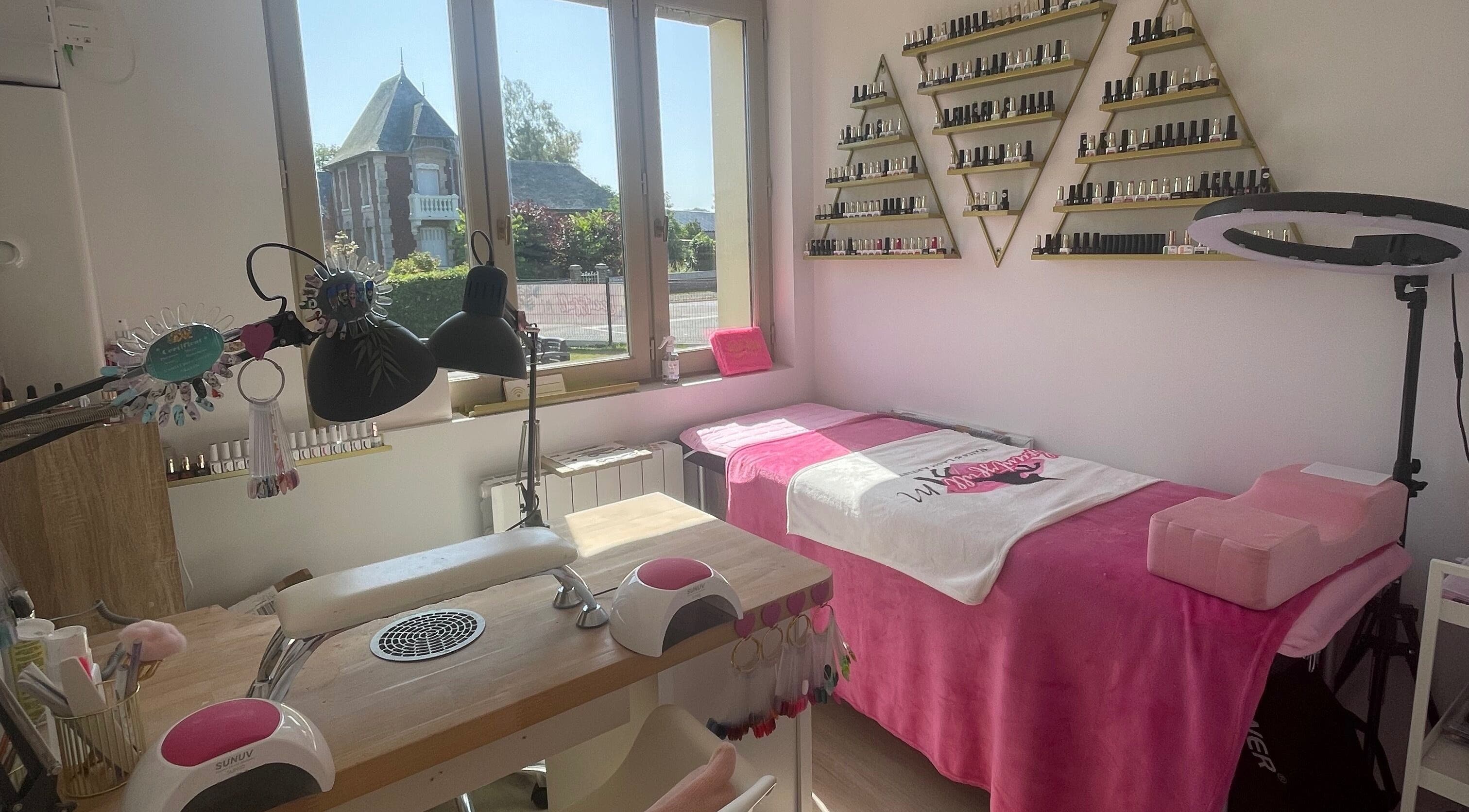 Espace manucure de Beautyfull’m à Fresnoy-folny, Normandie, FR, offrant calme et élégance.