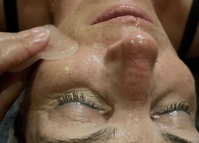 Massage Gua Sha au Sandrine Naturalglow à Montpellier, Occitanie, FR, pour un éclat naturel de la peau.