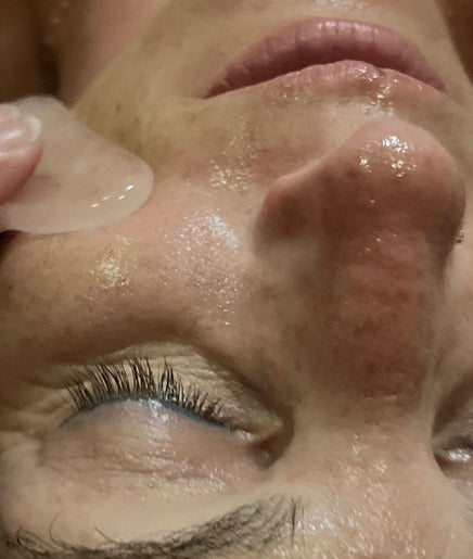 Massage Gua Sha au Sandrine Naturalglow à Montpellier, Occitanie, FR, pour un éclat naturel de la peau.