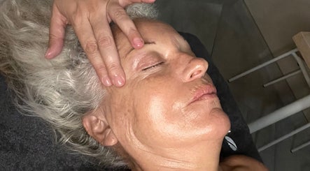 Massage visage apaisant à Sandrine Naturalglow, montpellier, Occitanie, FR pour une détente ultime.