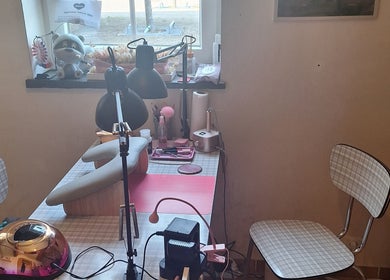 Espace ongles de Sabri-Nail's à Marche-en-famenne, Région Wallonne, BE, avec lampes de travail et matériel.
