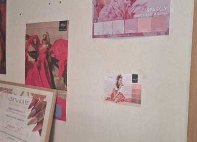 Posters et certificats sur le mur du Sabri-Nail's à Marche-en-famenne, Région Wallonne, BE.