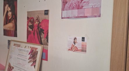 Posters et certificats sur le mur du Sabri-Nail's à Marche-en-famenne, Région Wallonne, BE.