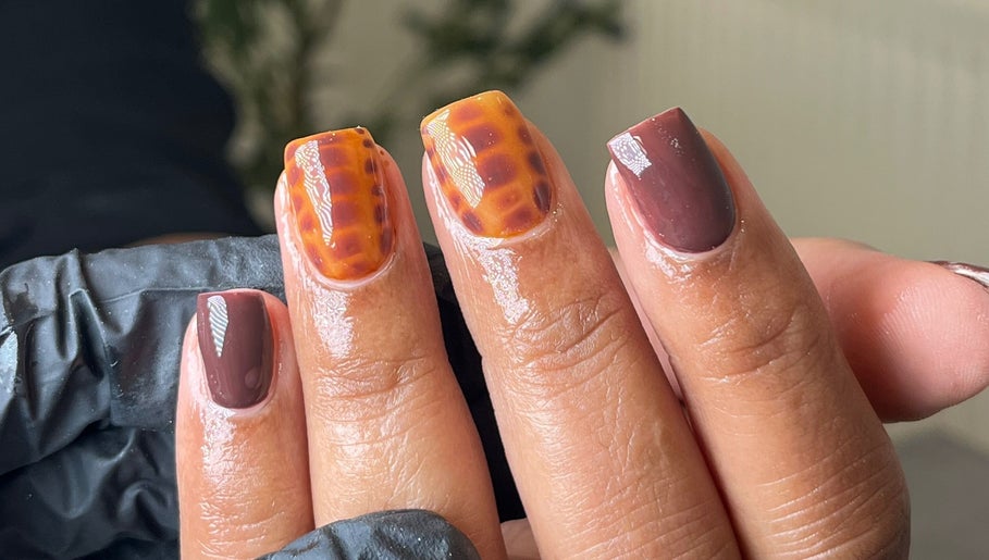 Stylish tortoise shell nail art by Glossed by Ell in Oldbury, England, GB. Perfect fall manicure style.