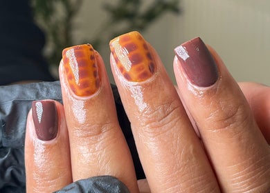 Stylish tortoise shell nail art by Glossed by Ell in Oldbury, England, GB. Perfect fall manicure style.