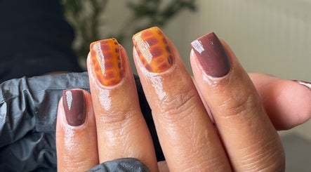 Stylish tortoise shell nail art by Glossed by Ell in Oldbury, England, GB. Perfect fall manicure style.
