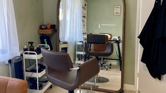 NÜMI Nails & Barbers