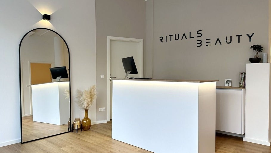 Elegant reception area of Santana Studio, München, Bayern, DE featuring modern mirror and decor.