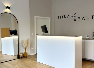 Elegant reception area of Santana Studio, München, Bayern, DE featuring modern mirror and decor.