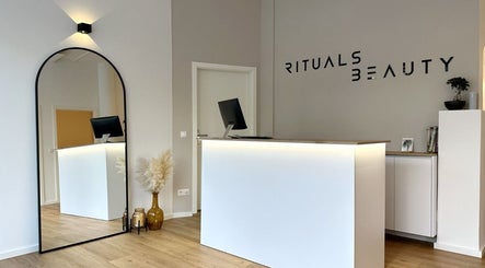 Elegant reception area of Santana Studio, München, Bayern, DE featuring modern mirror and decor.