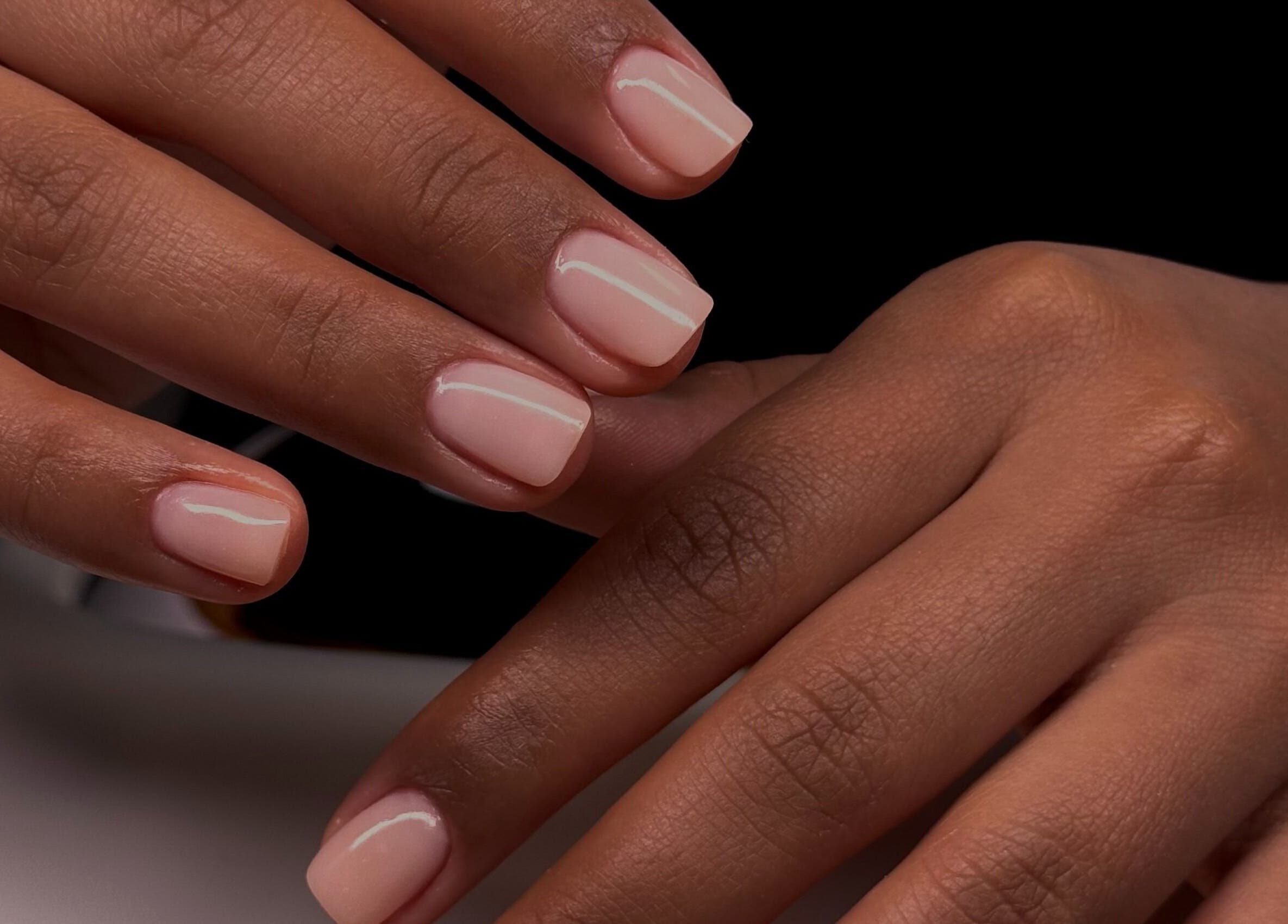 Beautifully manicured nails at Santana Studio, München, Bayern, DE, showcasing delicate nail art.