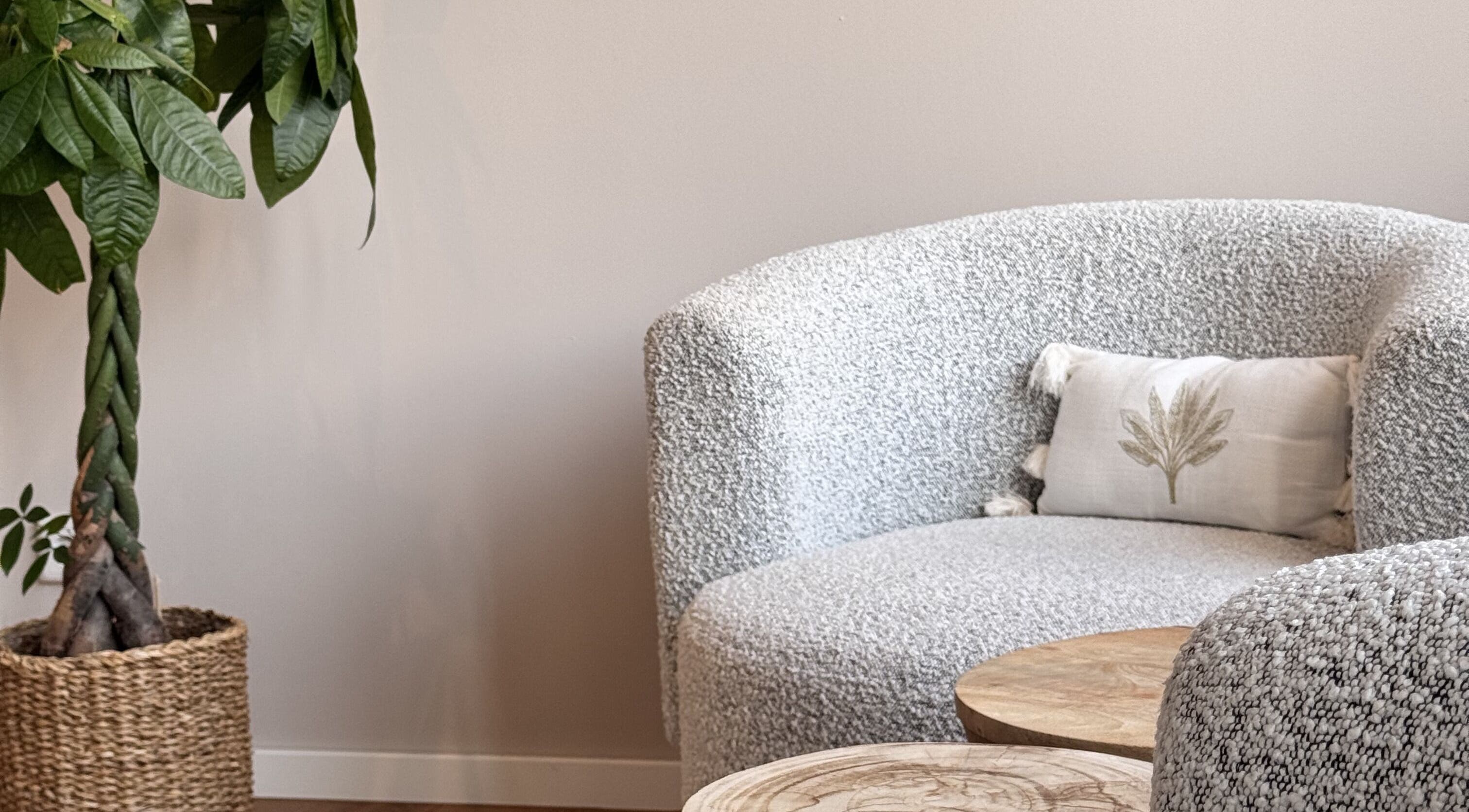 Elegant seating area at Santana Studio, München, Bayern, DE, featuring stylish decor and a lush green plant.