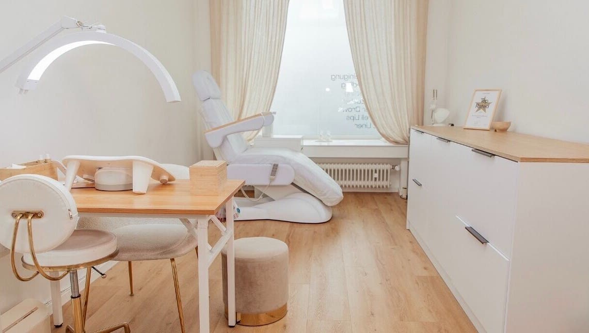 Bright and serene treatment room at Santana Studio, München, Bayern, DE with modern furnishings.