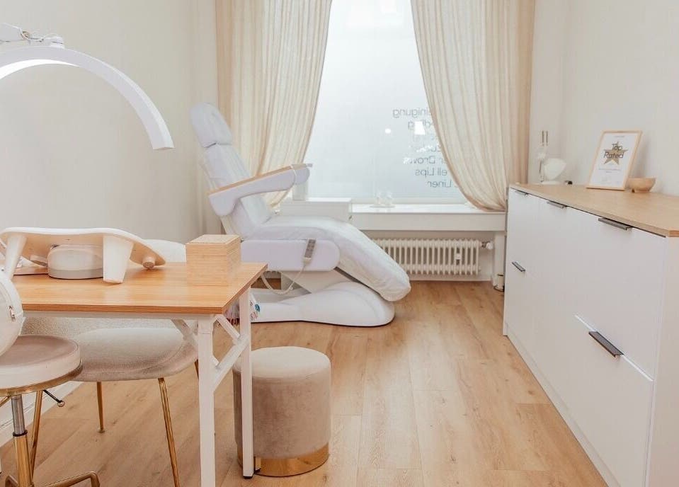 Bright and serene treatment room at Santana Studio, München, Bayern, DE with modern furnishings.