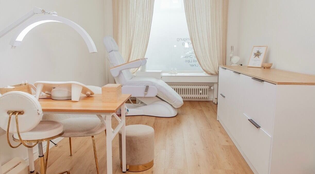 Bright and serene treatment room at Santana Studio, München, Bayern, DE with modern furnishings.