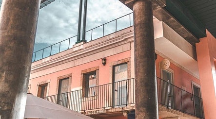 Façade charmante de Allure Royale Beauty à Lisboa, Lisboa, PT, avec colonnes classiques.