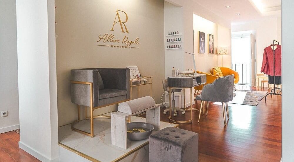 Intérieur raffiné d'Allure Royale Beauty à Lisboa, Lisboa, PT, avec mobilier moderne et ambiance chaleureuse.