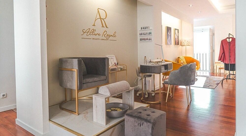 Intérieur raffiné d'Allure Royale Beauty à Lisboa, Lisboa, PT, avec mobilier moderne et ambiance chaleureuse.