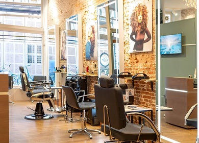 Moderne uitstraling binnen HOUSE OF ELIN (BARBER & COIFFEUR), Amsterdam, Noord-Holland, NL.