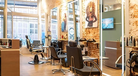 Moderne uitstraling binnen HOUSE OF ELIN (BARBER & COIFFEUR), Amsterdam, Noord-Holland, NL.