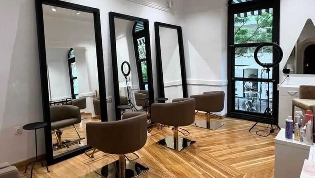 Κομψό εσωτερικό του B Exclusive στη Θεσσαλονίκη, GR με καθρέφτες και καθίσματα.