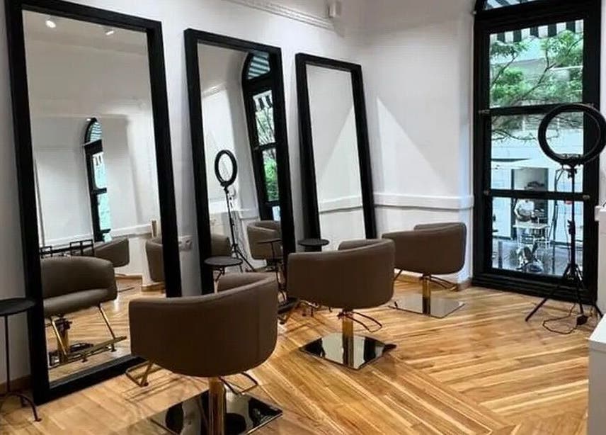 Κομψό εσωτερικό του B Exclusive στη Θεσσαλονίκη, GR με καθρέφτες και καθίσματα.