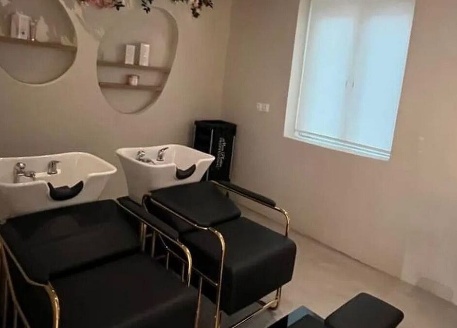 Καρέκλες περιποίησης μαλλιών στο B Exclusive, Θεσσαλονίκη, GR, προσφέροντας πολυτέλεια και άνεση.