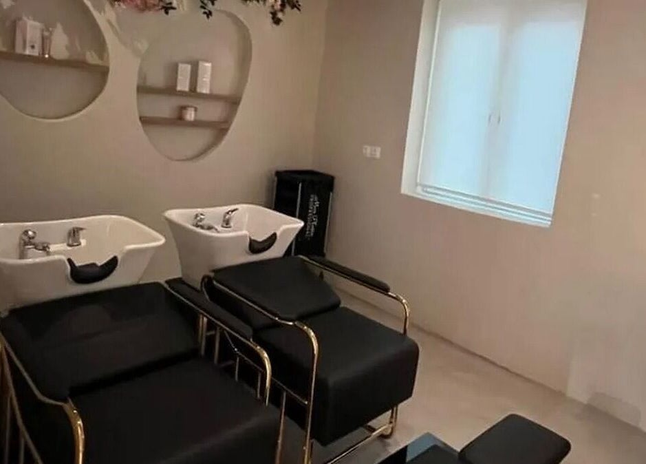 Καρέκλες περιποίησης μαλλιών στο B Exclusive, Θεσσαλονίκη, GR, προσφέροντας πολυτέλεια και άνεση.