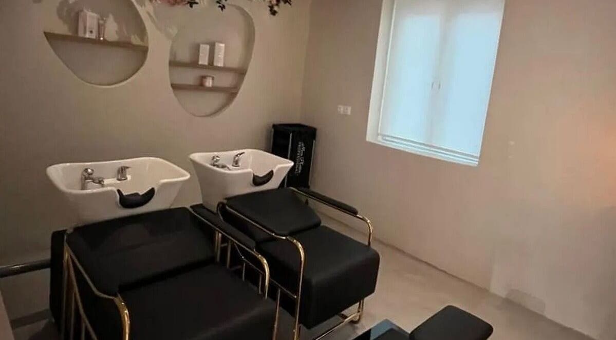 Καρέκλες περιποίησης μαλλιών στο B Exclusive, Θεσσαλονίκη, GR, προσφέροντας πολυτέλεια και άνεση.