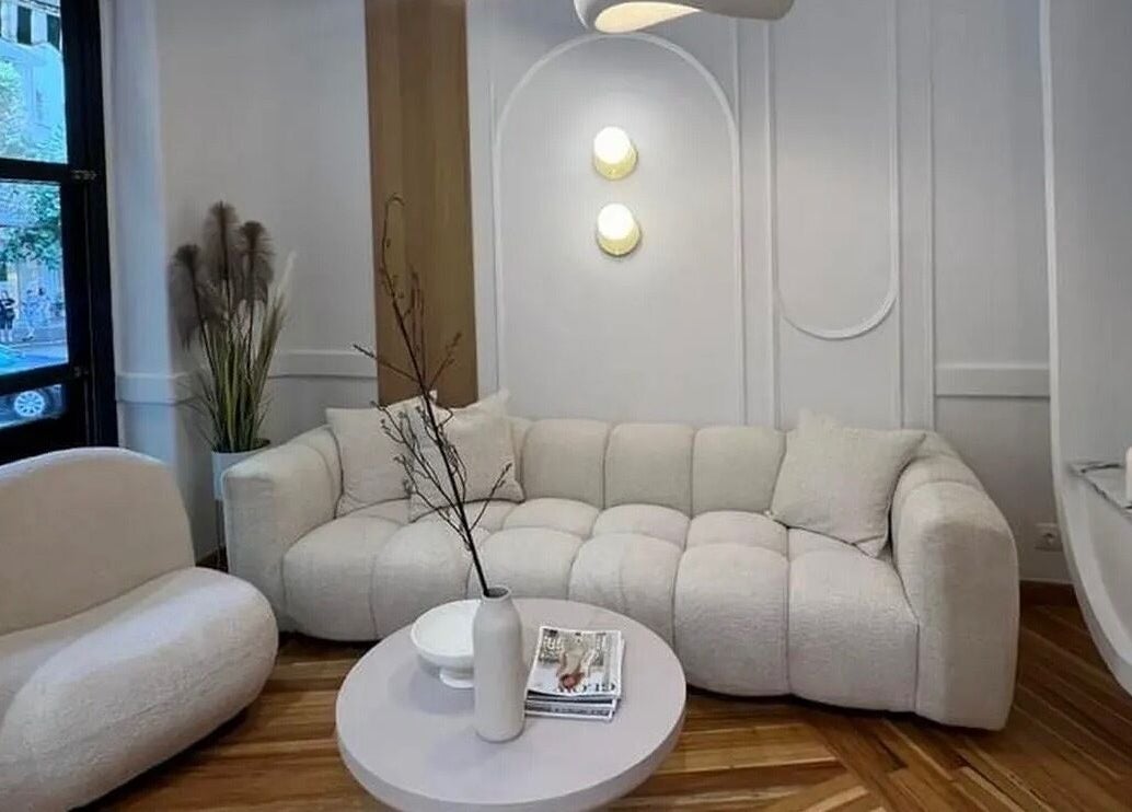 Minimalistic λόμπι B Exclusive στη Θεσσαλονίκη, GR με μοντέρνο καναπέ και τραπέζι.