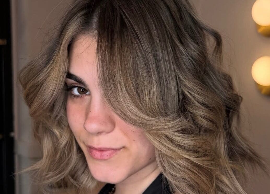 Κομψά κυματιστά μαλλιά στο B Exclusive, Θεσσαλονίκη, GR.