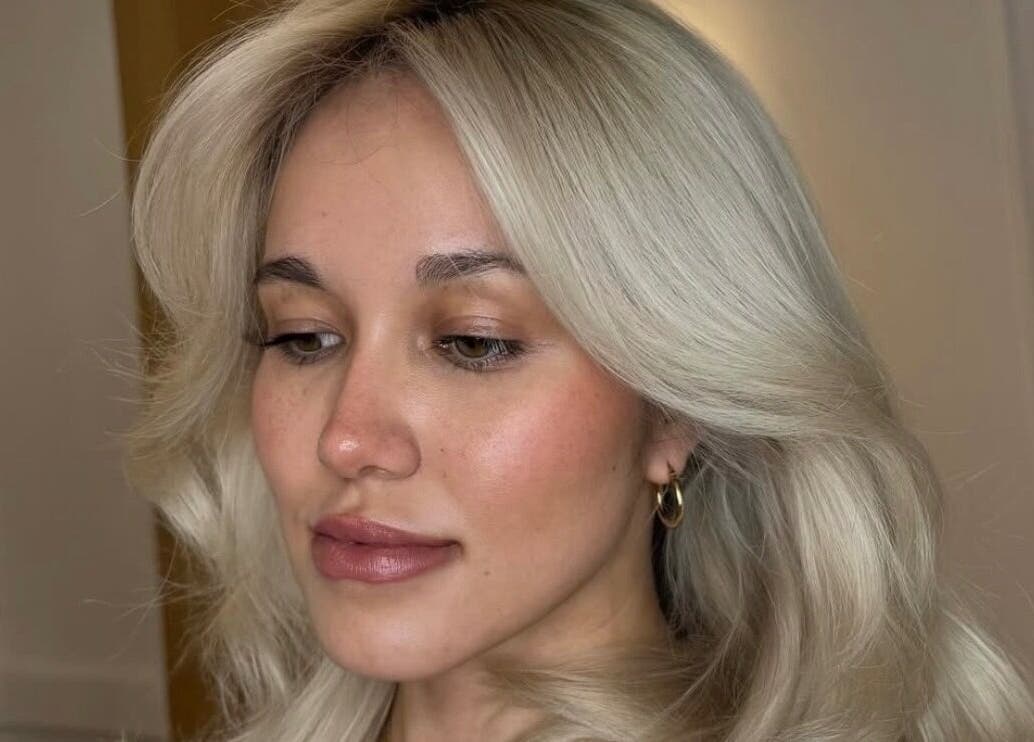 Κομψό ξανθό χτένισμα στο B Exclusive, Θεσσαλονίκη, GR, προσφέρει λάμψη και στυλ.