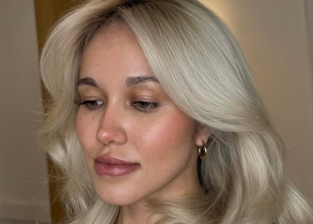 Κομψό ξανθό χτένισμα στο B Exclusive, Θεσσαλονίκη, GR, προσφέρει λάμψη και στυλ.