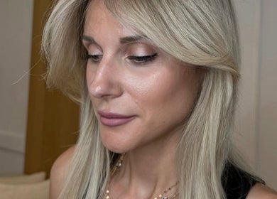 Γυναίκα με κομψό μακιγιάζ στο B Exclusive, Θεσσαλονίκη, GR με φυσικό φωτισμό.