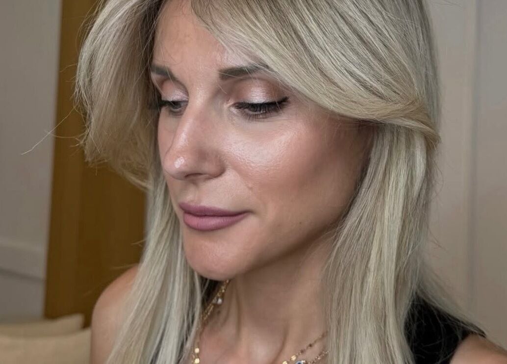 Γυναίκα με κομψό μακιγιάζ στο B Exclusive, Θεσσαλονίκη, GR με φυσικό φωτισμό.