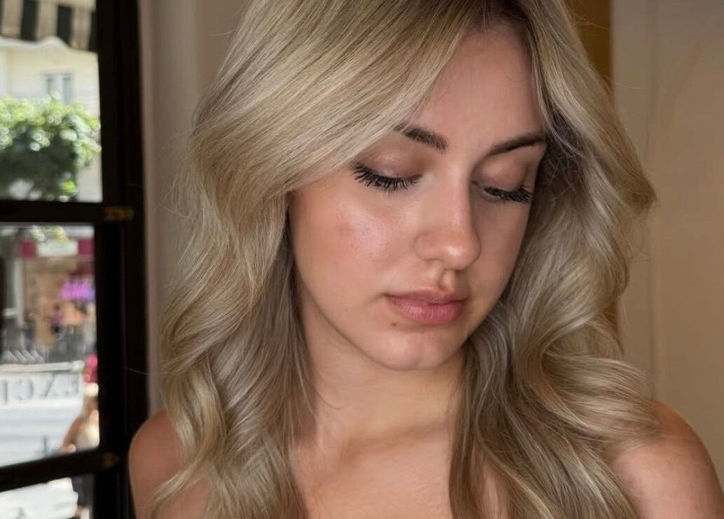 Λεπτομέρεια κομμώσεων στο B Exclusive, Θεσσαλονίκη, GR με φυσικό φωτισμό και κομψό περιβάλλον.