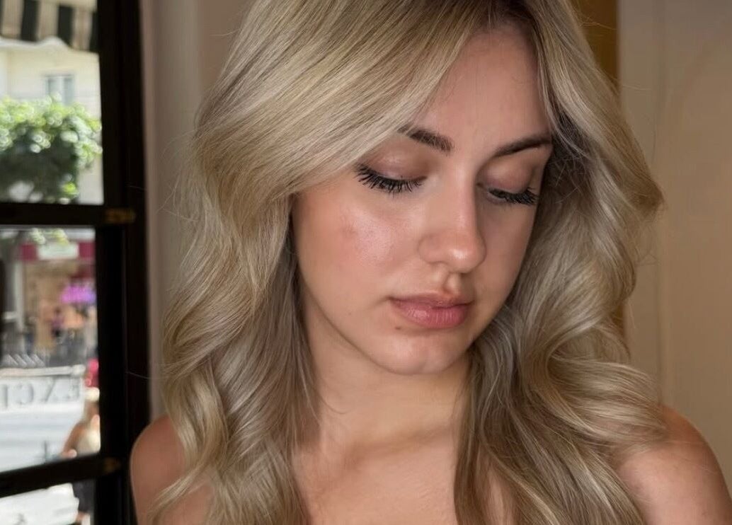 Λεπτομέρεια κομμώσεων στο B Exclusive, Θεσσαλονίκη, GR με φυσικό φωτισμό και κομψό περιβάλλον.