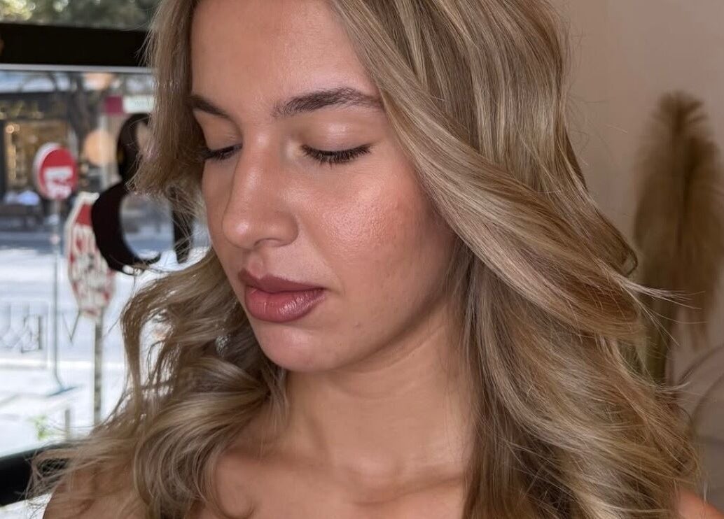 Κομψή γυναίκα με σγουρά μαλλιά σε σαλόνι ομορφιάς B Exclusive, Θεσσαλονίκη, GR.