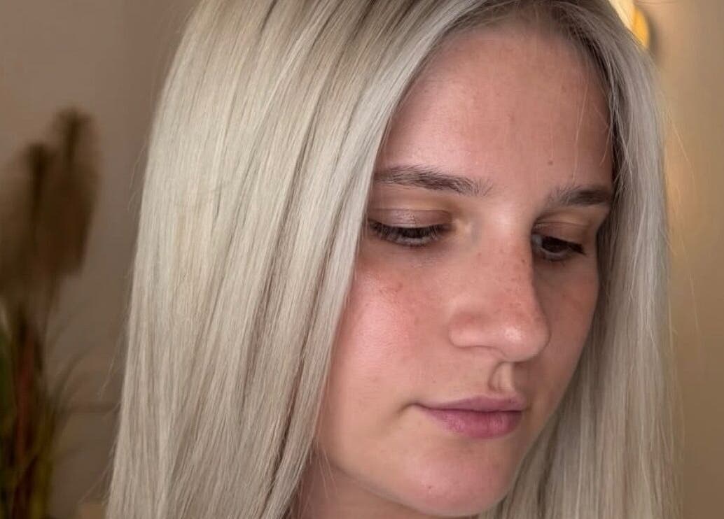 Κομψό ξανθό μαλλί στο B Exclusive, Θεσσαλονίκη, GR. Επαγγελματικό styling σε ήρεμο περιβάλλον.