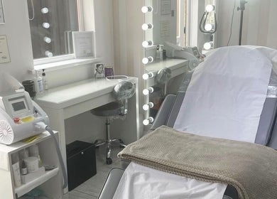 Relaxing treatment room at LashLabByZoe, Liverpool, England, GB with elegant décor and modern equipment.