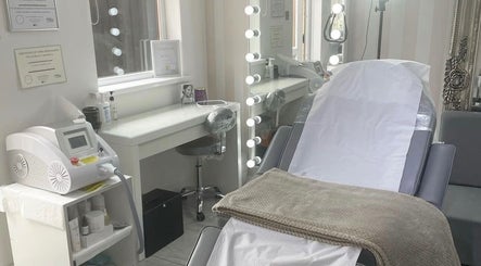 Relaxing treatment room at LashLabByZoe, Liverpool, England, GB with elegant décor and modern equipment.