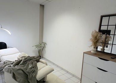 Salle de soins reposante à Kaïa Studio, Les Abymes, GP, avec table de massage et déco apaisante.