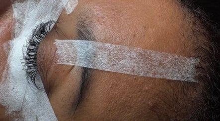Extension de cils appliquée à Kaïa Studio, Les Abymes, GP, mettant en avant un soin beauté professionnel.