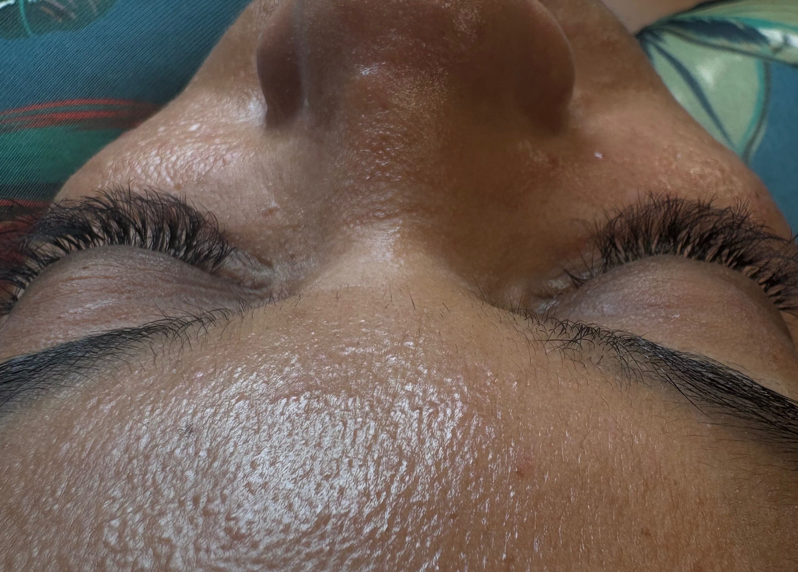 Soin des cils chez Kaïa Studio à Les Abymes, GP, mettant en valeur des cils impeccables.