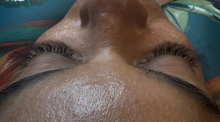 Soin des cils chez Kaïa Studio à Les Abymes, GP, mettant en valeur des cils impeccables.